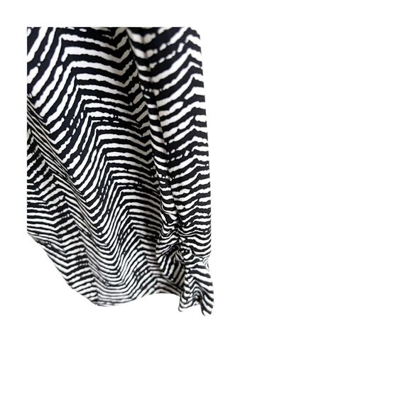 Chico’s Chevron Print Pant Size 2/Large Skimmer Black White Cropped Ankle Pant - Picture 3 of 9